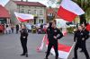 Dziewczyny tańczą z flagami